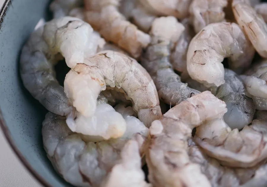Camarones crudos con cáscara y sin cabeza en un bowl